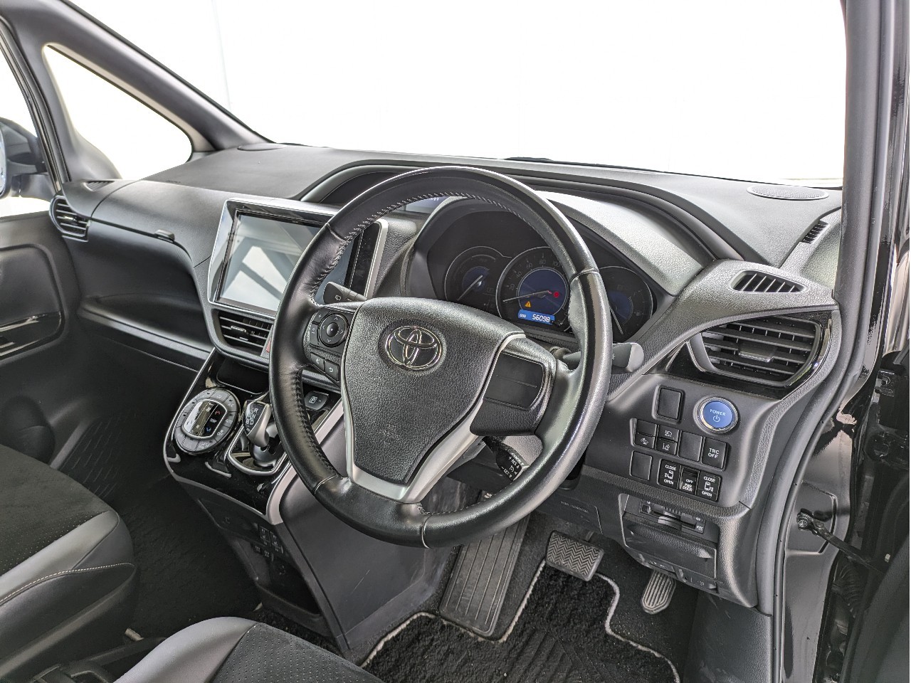 トヨタ ヴォクシー3枚目