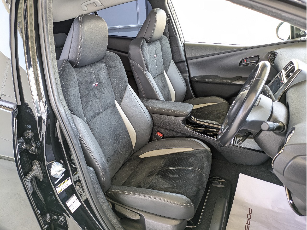 トヨタ プリウスPHV6枚目